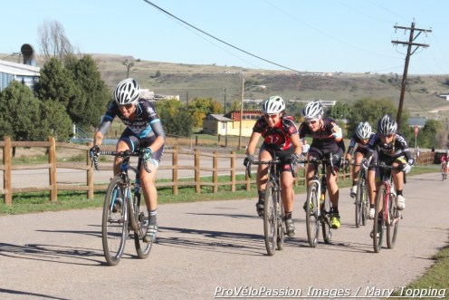 Rebecca Gross (Raleigh-Clement) led on the moderate uphill out of the finishing straight in the beginning of lap three