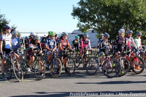 Women's open lineup at Primalpalooza. Eighteen in the field. Many wore a blue armband remembering Amy Dombroski.