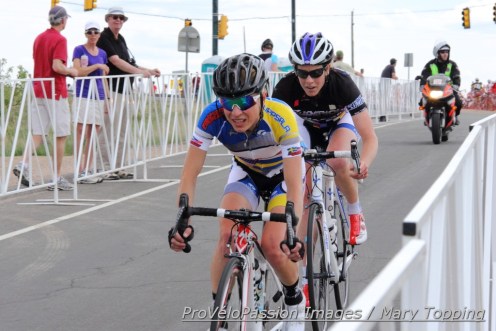 Flavia Oliveira leads Alison Powers into the final descent off the wall